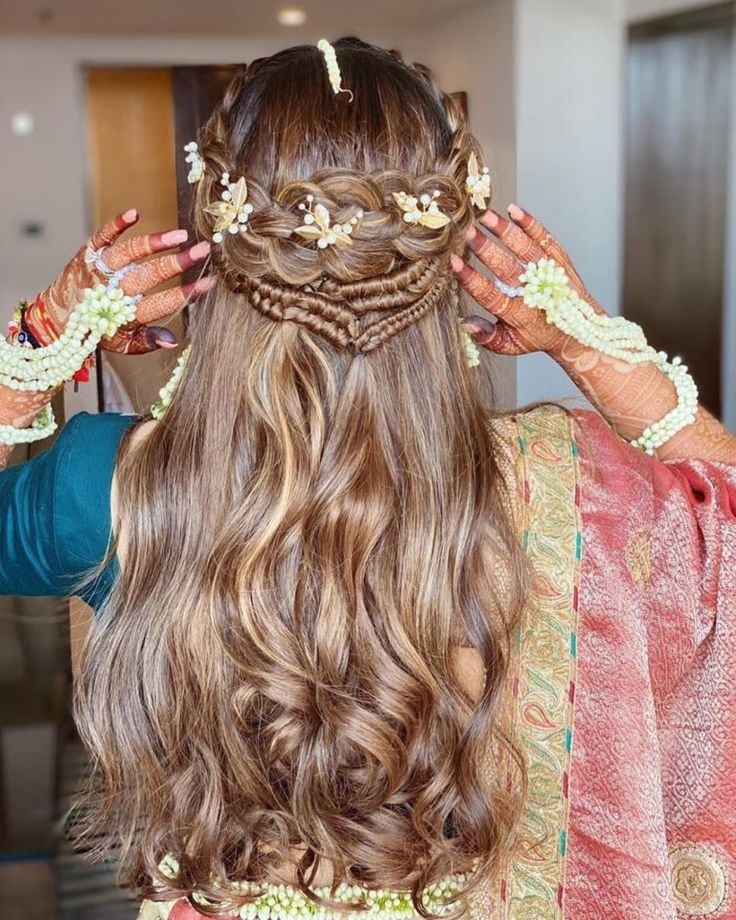 10 Latest Curly Hairstyles for Saree and Lehenga | Curly hair styles, Short  wedding hair, Lehenga hairstyles