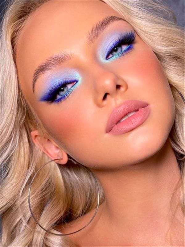 Blue eye-shadow make-up look(pinterest)