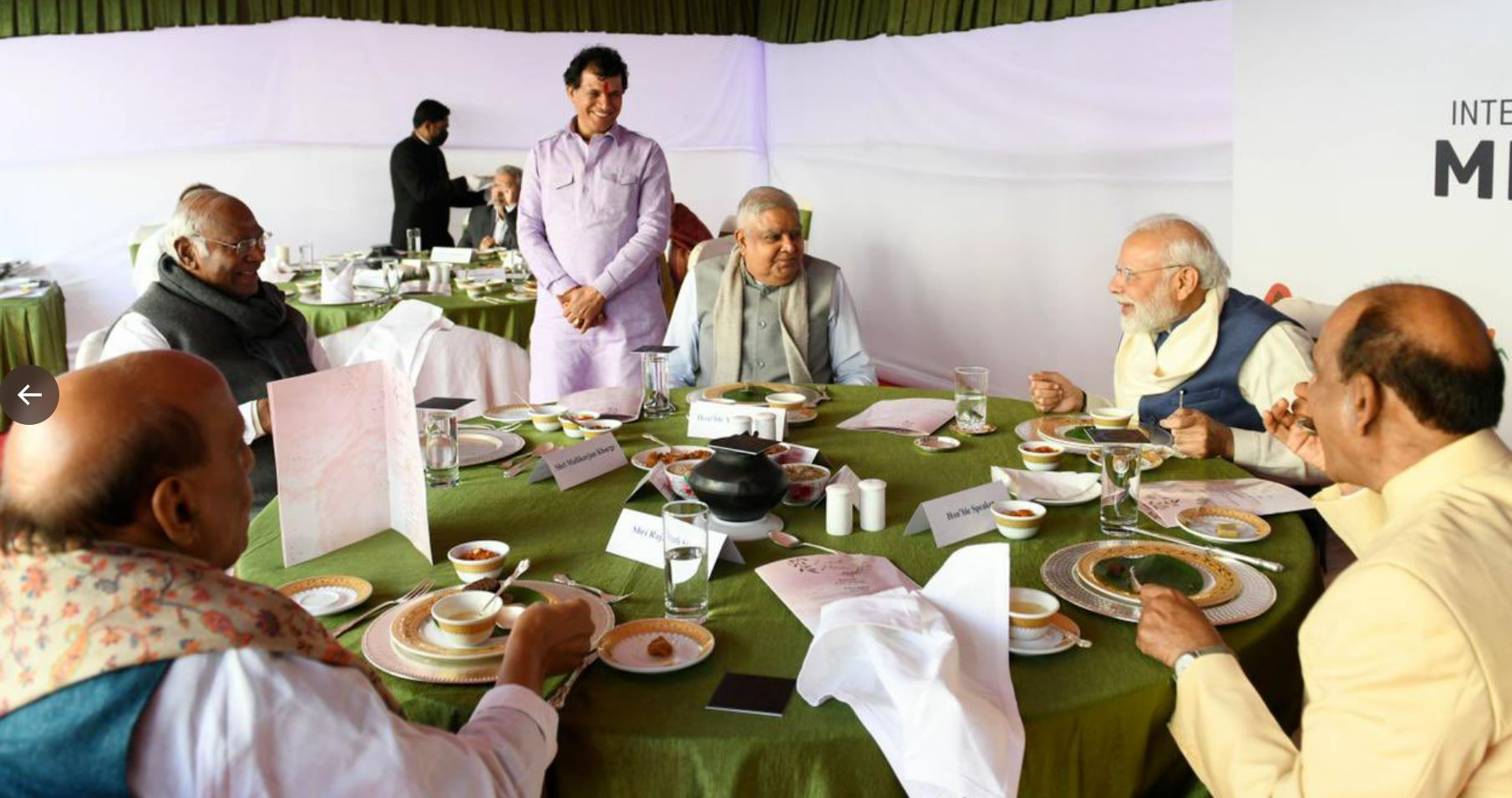 Prime Minister Narendra Modi seen having lunch with Congress President Mallikarjun Kharge. Vice President and Rajya Sabha Chairman Jagdeep Dhankhar, and defence minister Rajnath Singh in picture. (Source:Twitter/@narendramodi)