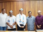 Former Bengaluru police commissioner Bhaskar Rao, who is currently AAP's vice president, with party leader Arvind Kejriwal, AAP Karnataka Convenor Prithvi Reddy and others. 