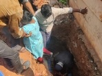 A woman fell into the pit that was dug up on the sidewalk in Mangaluru's Ambedkar circle.(@HateDetectors/Twitter) A woman fell into the pit that was dug up on the sidewalk in Mangaluru's Ambedkar circle.(@HateDetectors/Twitter)