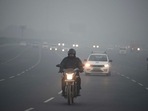 Vehicles move slowly amid low visibility due to fog on a cold winter morning. (Parveen Kumar/HT Photo) Vehicles move slowly amid low visibility due to fog on a cold winter morning. (Parveen Kumar/HT Photo)