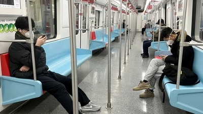 Commuters wearing face masks ride a subway train in Shanghai on December 20. As of December 19, China has officially reported 5,242 Covid-related deaths during the pandemic, a tiny fraction of its 1.4 billion population, (Casey Hall / REUTERS) Commuters wearing face masks ride a subway train in Shanghai on December 20. As of December 19, China has officially reported 5,242 Covid-related deaths during the pandemic, a tiny fraction of its 1.4 billion population, (Casey Hall / REUTERS)