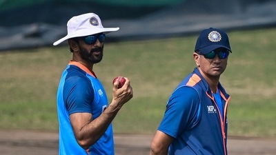 India's cricket coach Rahul Dravid (R) and batting coach Vikram Rathour (L) looks on during a practice session at the Sher-e-Bangla National Cricket Stadium in Dhaka on December 20, 2022, ahead of their second Test cricket match against Bangladesh. (Photo by Munir uz zaman / AFP) (AFP) India's cricket coach Rahul Dravid (R) and batting coach Vikram Rathour (L) looks on during a practice session at the Sher-e-Bangla National Cricket Stadium in Dhaka on December 20, 2022, ahead of their second Test cricket match against Bangladesh. (Photo by Munir uz zaman / AFP) (AFP)