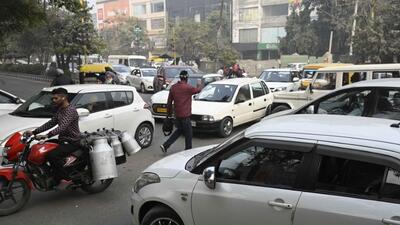 Commuters stuck in haphazard traffic on the Pakhowal road in Ludhiana. (Gurpreet Singh/HT) Commuters stuck in haphazard traffic on the Pakhowal road in Ludhiana. (Gurpreet Singh/HT)