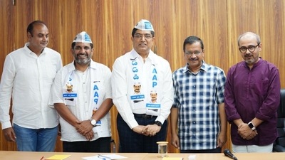 Former Bengaluru police commissioner Bhaskar Rao, who is currently AAP's vice president, with party leader Arvind Kejriwal, AAP Karnataka Convenor Prithvi Reddy and others.