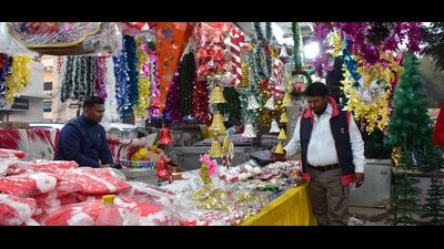 Roadside shops selling Christmas decoration and trees in Prayagraj (HT Photo) Roadside shops selling Christmas decoration and trees in Prayagraj (HT Photo)