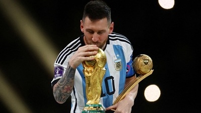 Lionel Messi kisses the World Cup trophy after receiving the Golden Ball award (REUTERS)