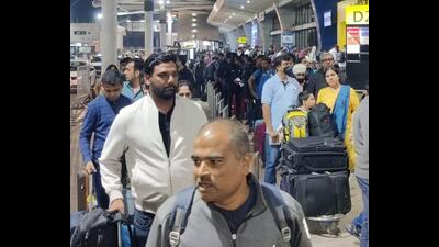 The holiday season and record footfall has resulted in chaos at the Pune airport, as flyers are having a difficult time. (HT PHOTO) The holiday season and record footfall has resulted in chaos at the Pune airport, as flyers are having a difficult time. (HT PHOTO)