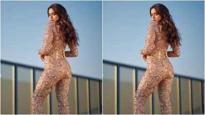 Aamna wore her tresses open in wavy curls with a middle part as she posed for the outdoor photoshoot.&nbsp; (Instagram/@aamnasharifofficial)
