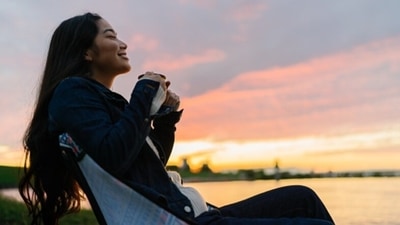 The nutritionist also suggested that we must avoid drinking hot beverages such as tea or coffee at least one hour before boarding a flight, or in a road trip. (Unsplash) The nutritionist also suggested that we must avoid drinking hot beverages such as tea or coffee at least one hour before boarding a flight, or in a road trip. (Unsplash)