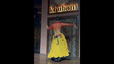 Ehsan Hilal elegantly belly dances to Alka Yagnik and Ila Arun's Choli Ke Peeche Kya Hai from the film Khal Nayak. (Instagram/@eshanhilalofficial)