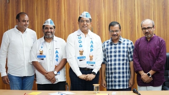 Former Bengaluru police commissioner Bhaskar Rao, who is currently AAP's vice president, with party leader Arvind Kejriwal, AAP Karnataka Convenor Prithvi Reddy and others. 