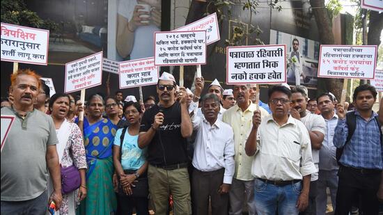 Mumbai, India - December 21, 2022: Under distress owing to the delayed possession for more than eight years, 1700 home buyers of the saleable component of Patrawala Chawl, Siddharth Nagar project, Goregaon (West), stage a protest demanding immediate possession of their apartments which are complete and ready to move in, outside MHADA Head Office, Bandra (East), in Mumbai, India, on Wednesday, December 21, 2022. (Photo by Vijay Bate/HT Photo) (HT PHOTO)