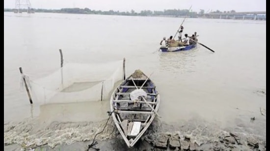 Six motorbikes drowned in the river. (HT Photo)