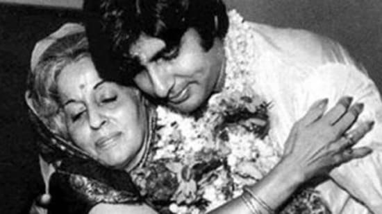 Amitabh Bachchan with mom Teji Bachchan. 