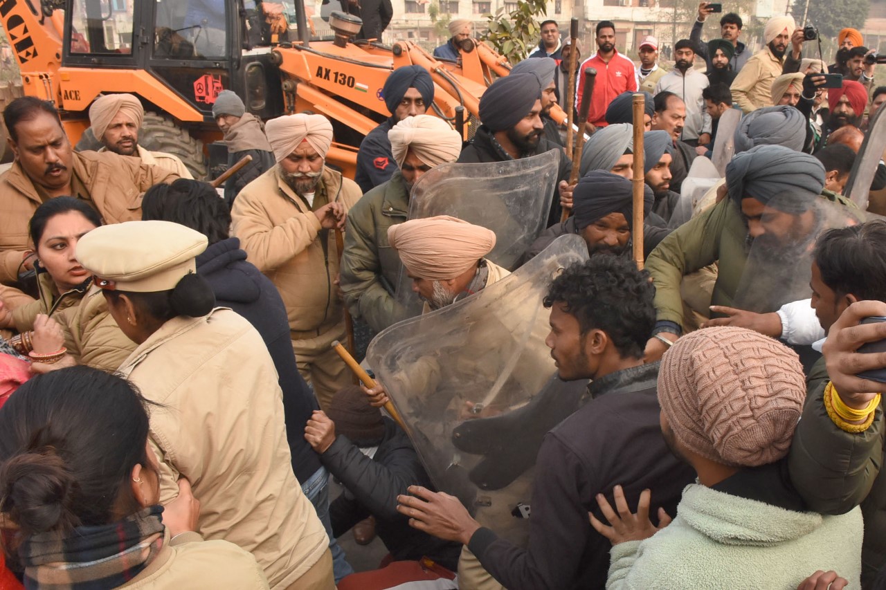 Police using mild force to disperse protesters. (HT) Police using mild force to disperse protesters. (HT)