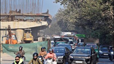 A traffic bottleneck near the extension of the Ashram flyover. (Sanjeev Verma/HT Photo) A traffic bottleneck near the extension of the Ashram flyover. (Sanjeev Verma/HT Photo)