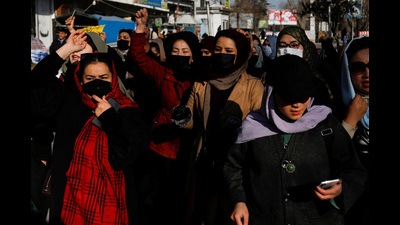 Afghan women chant slogans in protest against the closure of universities to women by the Taliban in Kabul, Afghanistan, on Thursday. (REUTERS) Afghan women chant slogans in protest against the closure of universities to women by the Taliban in Kabul, Afghanistan, on Thursday. (REUTERS)