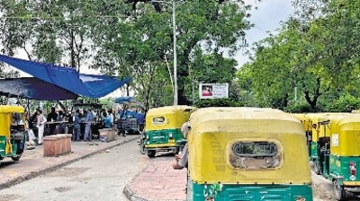 Scene outside Gupta Vaishno Khana on Lodhi Road. Scene outside Gupta Vaishno Khana on Lodhi Road.