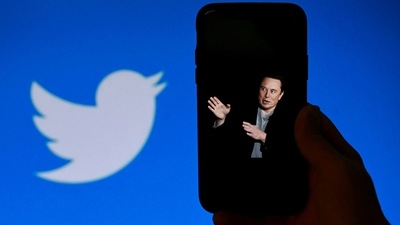 On the evening of Dec. 18, Musk ran his most popular Twitter poll yet: asking users whether he should step down as Twitter’s CEO. (AFP) On the evening of Dec. 18, Musk ran his most popular Twitter poll yet: asking users whether he should step down as Twitter’s CEO. (AFP)