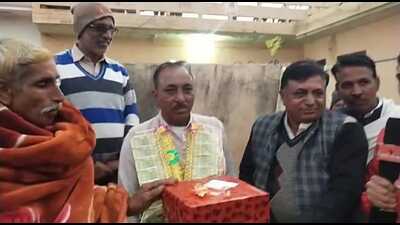 Hisar villagers give ₹ 31 lakh to man who lost sarpanch polls for his service to society Hisar villagers give ₹ 31 lakh to man who lost sarpanch polls for his service to society