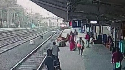 The image shows two elderly women being saved by cops inn Madhya Pradesh. (Twitter/@RailMinIndia)