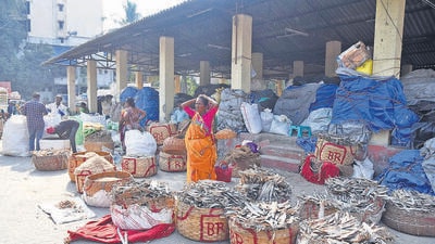 Mumbai, India - December 22, 2022: A general view of Marol Fish Market, at Andheri (East), in Mumbai, India, on Wednesday, December 22, 2022. (Photo by Vijay Bate/HT Photo) (HT PHOTO) Mumbai, India - December 22, 2022: A general view of Marol Fish Market, at Andheri (East), in Mumbai, India, on Wednesday, December 22, 2022. (Photo by Vijay Bate/HT Photo) (HT PHOTO)