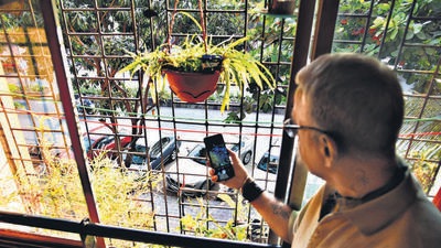Mumbai, India - December 22, 2022: Car and bike repairing centre on the footpath of a road outside Green Park Building, Oshiwara, in Mumbai, India, on Wednesday, December 22, 2022. (Photo by Vijay Bate/HT Photo) (HT PHOTO) Mumbai, India - December 22, 2022: Car and bike repairing centre on the footpath of a road outside Green Park Building, Oshiwara, in Mumbai, India, on Wednesday, December 22, 2022. (Photo by Vijay Bate/HT Photo) (HT PHOTO)