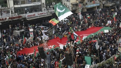 A large number of supporters of Pakistan's ousted prime minister Imran Khan "besieged" the governor’s house. (Bloomberg) A large number of supporters of Pakistan's ousted prime minister Imran Khan "besieged" the governor’s house. (Bloomberg)