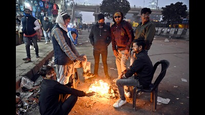 People huddle around a fire on Thursday morning at Anand Vihar ISBT in New Delhi. (Sanjeev Verma/HT Photo) People huddle around a fire on Thursday morning at Anand Vihar ISBT in New Delhi. (Sanjeev Verma/HT Photo)