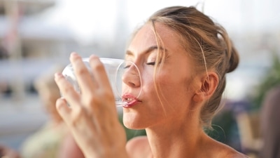 Being a natural coolant it aids in relieving the burning sensation. It is recommended to drink mishri water when it is really hot outside. (pexels)
