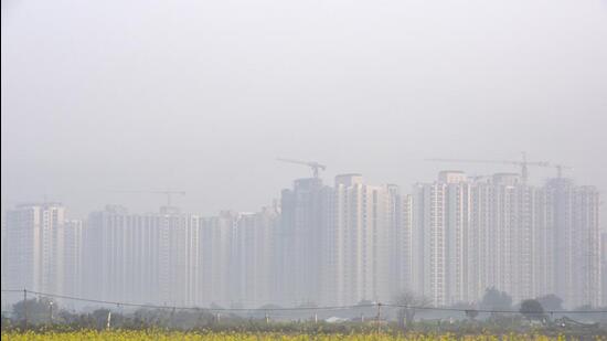 According to a 2003 Allahabad high court order pertaining to rehabilitation and settlement of farmers, whose land was acquired for development projects, each farmer, who approached the court for better compensation, was eligible for 10% of the total acquired land for residential purposes, said officials. (HT Photo)