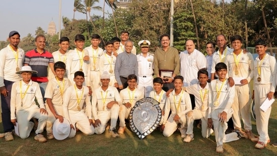 Swami Vivekanand International School, Kandivli, players pose with the Harris Shield after beating Al-Barkaat MMI in the final at the Bombay Gymkhana on Thursday. (HT photo)