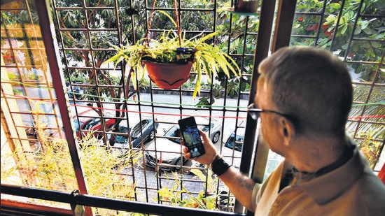 Mumbai, India - December 22, 2022: Car and bike repairing centre on the footpath of a road outside Green Park Building, Oshiwara, in Mumbai, India, on Wednesday, December 22, 2022. (Photo by Vijay Bate/HT Photo) (HT PHOTO)