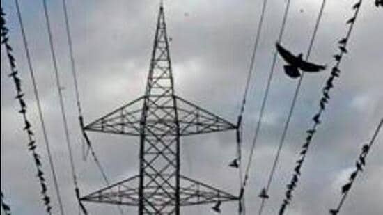 Mumbai and its nearby suburban areas experienced a power outage on October 12, 2020. Following this, several measures were planned to rectify the situation, which had happened due to a shortage in supply. On October 10 this year, the state energy department wrote to MSEDCL, asking it to sign a power purchase agreement with Pioneer Gas Power Limited (PGPL) to buy power for 15 years. (HT PHOTO)