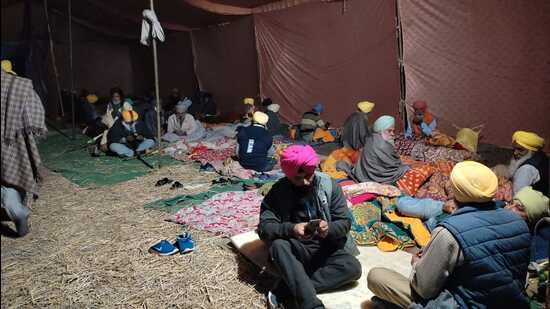 The protesters sitting in tents outside Malbros International Private Limited, an alcohol-making unit, in Mansurwal village of Zira assembly segment in Ferozepur on Thursday. (HT Photo)