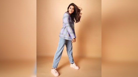 Pooja Hegde waved her hair and left it open. She opted for subtle makeup to complement her casual fit.(Instagram/@hegdepooja)