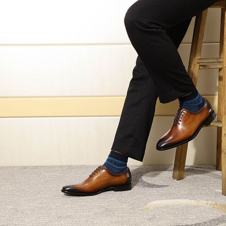 स्मार्ट औपचारिक जूतों की एक जोड़ी सेटिंग के लिए उपयुक्त होने के साथ-साथ आपको सबसे अलग दिखा सकती है।  (पिंटरेस्ट)