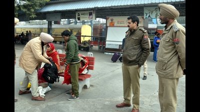 Apart from conducting checking at bus stands and railway stations, over 500 well-coordinated nakas involving over 5000 police personnel, were also set-up (HT photo)