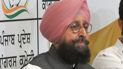 Bajwa said there have been reports from various parts of Punjab where people have lined up in large numbers outside the fair price ration depots but are unable to get the wheat or rice grains under controlled rates. (HT file photo)