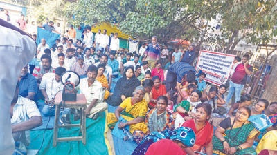 Despite Supreme Court’s order in 2017, safai kamgar say it is not being followed by the civic body. They have sitting on a dharna at Azad Maidan since last 11 days. Despite Supreme Court’s order in 2017, safai kamgar say it is not being followed by the civic body. They have sitting on a dharna at Azad Maidan since last 11 days.