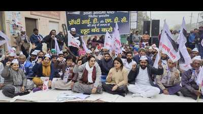 Leaders and workers of Aam Aadmi Party (AAP) led by the party’s North zone convenor Chitra Sarwara staged a protest against anomalies in property IDs in Ambala Cantonment on Friday. (HT File)