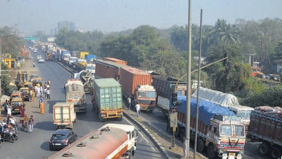 Navi Mumbai, India - Dec. 21, 2022:Traffic issues in Taloja industrial area worsening, in Navi Mumbai, India, on Wednesday, December 21, 2022. (Photo by Bachchan Kumar/ HT PHOTO) (HT PHOTO)