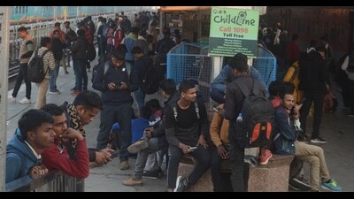 Passengers crowding a platform of Prayagraj junction with no facemasks. (HT photo) Passengers crowding a platform of Prayagraj junction with no facemasks. (HT photo)