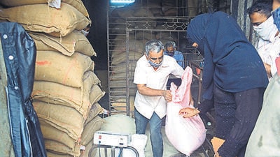 People collect ration from a government centre in Navi Mumbai on July 27, 2020. (HT photo) People collect ration from a government centre in Navi Mumbai on July 27, 2020. (HT photo)