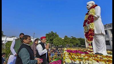 Samajwadi Party president Akhilesh Yadav, along with his wife Mainpuri MP Dimple Yadav and uncle Shivpal Yadav, paying tribute to former Prime Minister Chaudhary Charan Singh on his birth anniversary, at Jaswant Nagar in Etawah on Friday. (PTI PHOTO) Samajwadi Party president Akhilesh Yadav, along with his wife Mainpuri MP Dimple Yadav and uncle Shivpal Yadav, paying tribute to former Prime Minister Chaudhary Charan Singh on his birth anniversary, at Jaswant Nagar in Etawah on Friday. (PTI PHOTO)