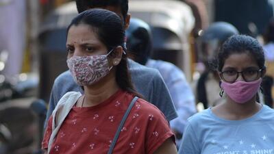 Thane, India - December 23, 2022: Citizens seen wearing masks in public places after instructions by Central government to all States to be on high alert and take precautions as Covid-19 cases are rising in China and several other countries, in Thane, India, on Friday, December 23, 2022. (Praful Gangurde/HT Photo) (HT PHOTO) Thane, India - December 23, 2022: Citizens seen wearing masks in public places after instructions by Central government to all States to be on high alert and take precautions as Covid-19 cases are rising in China and several other countries, in Thane, India, on Friday, December 23, 2022. (Praful Gangurde/HT Photo) (HT PHOTO)