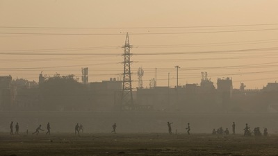 People play cricket amidst heavy smog, at a field in New Delhi, India. (REUTERS file)