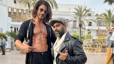 Shah Rukh Khan with Bosco Martis during the shoot of Jhoome Jo Pathaan. Shah Rukh Khan with Bosco Martis during the shoot of Jhoome Jo Pathaan.